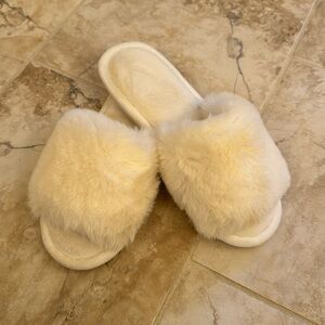 Slippers Like new Cream Color Size 7-8